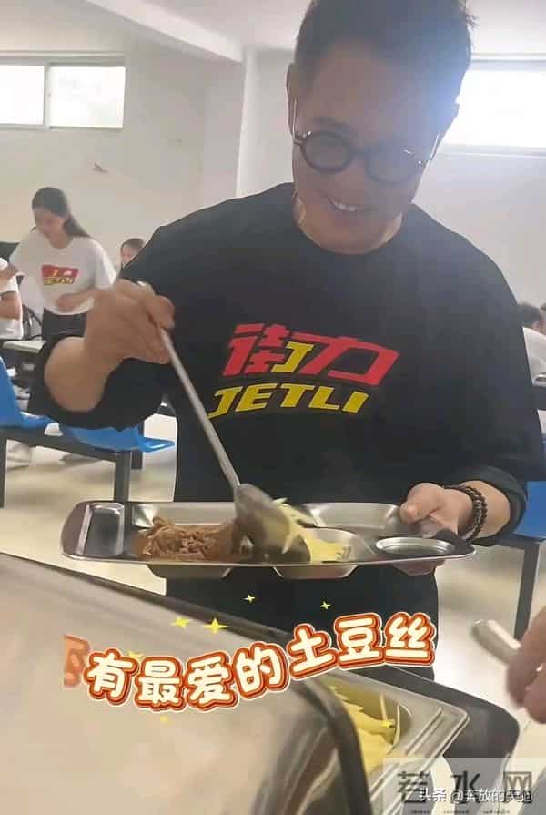 62岁李连杰探班吴京，俩人花5块钱吃饭，李连杰真是有点返老还童