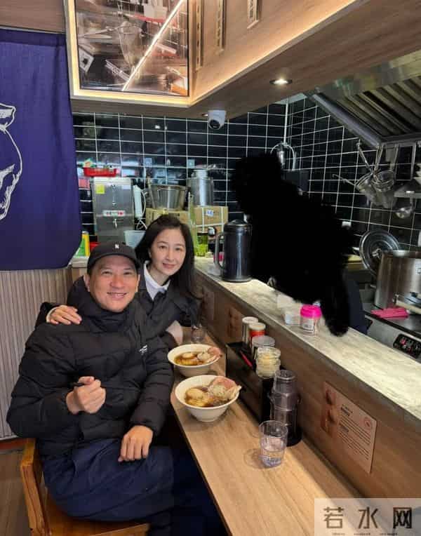 61岁前TVB女星信守20年前承诺,盛装出席粉丝见面会