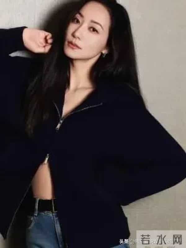 韩雪私服穿搭真时髦!穿黑色拉链开衫+牛仔裤,简约又高级!