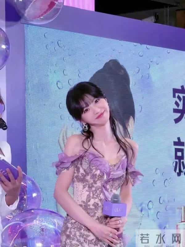 田曦薇“像刚放学的学姐”:白Polo+素颜感妆,美得毫不费力