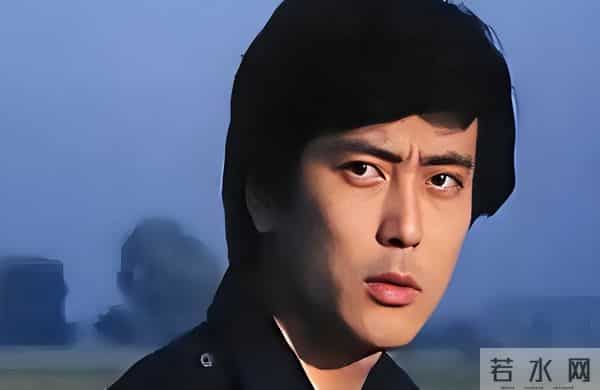 他曾是北影厂第一美男，退居幕后20年担任制片人，如今老的不敢认