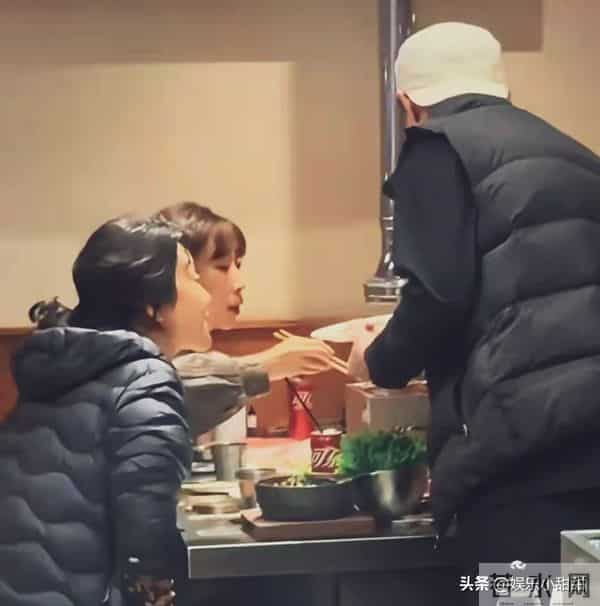 沈阳偶遇闫妮任素汐！姐妹花不顾形象埋头干饭，这状态太真实了！