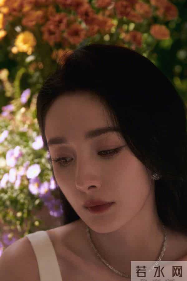 杨幂这套白色缎面长裙造型!珍珠手套一配,复古优雅感直接拉满!