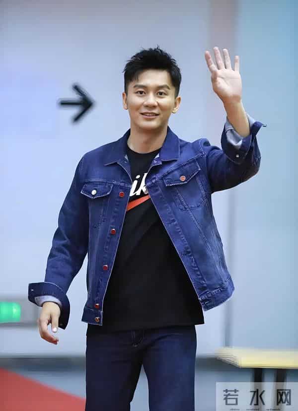 46岁李晨北京公园被偶遇,帅气有型魅力足,引得一群大妈热情围观