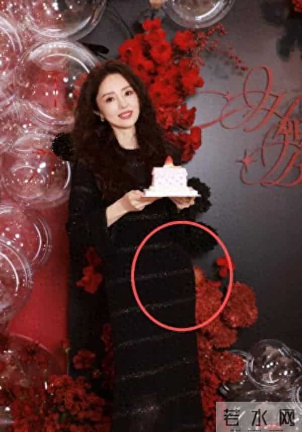 董璇46岁生日照，手捧蛋糕小腹隆起，张维伊站C位风头尽显