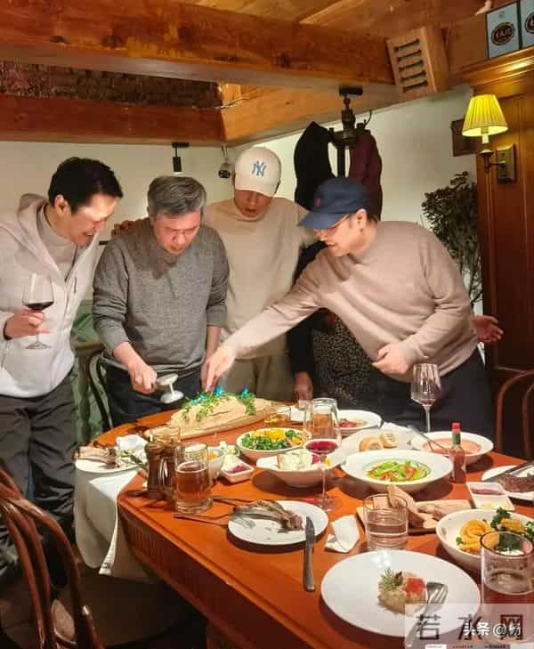 51岁李乃文哈尔滨和朋友聚餐，白色短袖上衣又高又瘦，状态像40岁