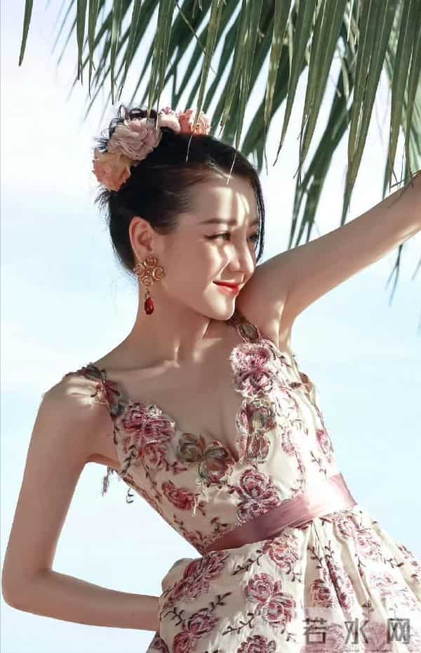 迪丽热巴这张拿椰子的照片,把我看饿了…不对,是看美了!