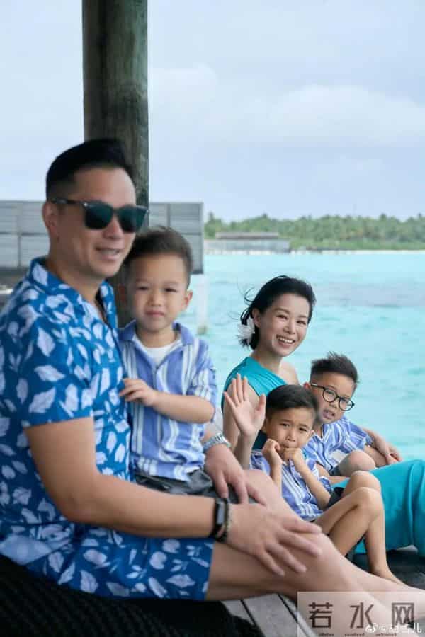 46岁胡杏儿和老公度假庆生,小腹圆润,网友猜测怀“四胎”拼女儿