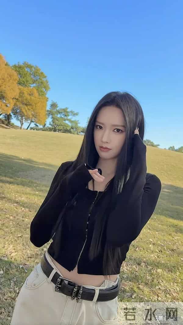 程潇黑上衣，搭配米白阔腿裤松弛