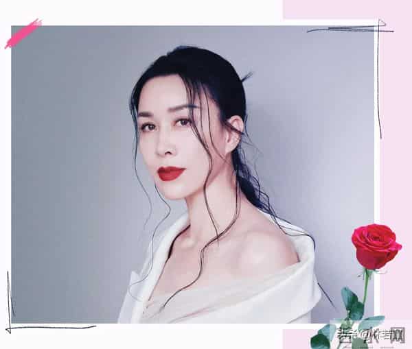 57岁那英与宋佳合唱《一笑而过》,巩俐和李现在台下笑的合不拢嘴