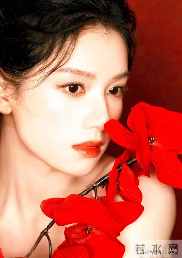 张婧仪今天出席卡地亚高珠展,穿黑色礼服裙佩戴权威祖母绿好美