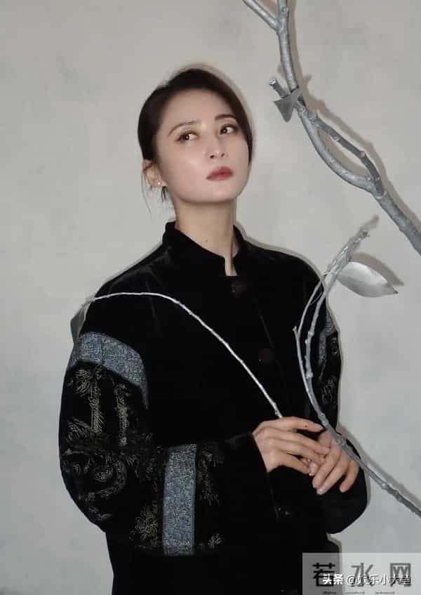 蒋勤勤出席十堰竹山活动,穿黑色印花中式套装发髻低挽,大气漂亮