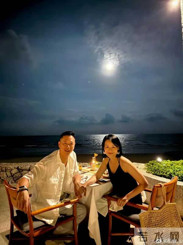 46岁胡杏儿和老公度假庆生,小腹圆润,网友猜测怀“四胎”拼女儿