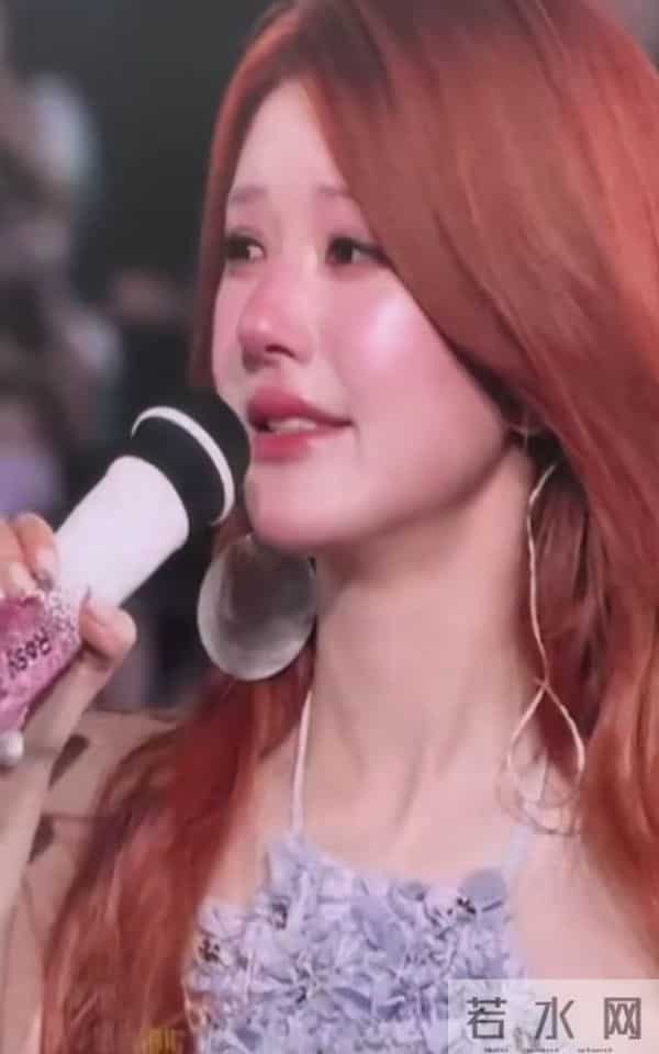 赵露思爆剧红利：穿高定跳热舞，宣布加入新公司，对着粉丝嗷嗷哭