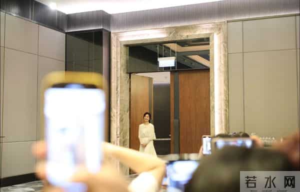 61岁关咏荷罕见露面,赴一场20年之约,状态极佳仍然很漂亮