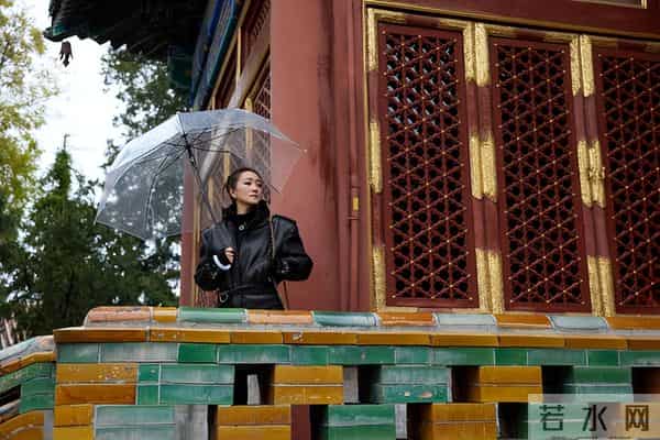 巩俐雨中撑伞漫步北海公园!湖边吃冰糖葫芦好惬意