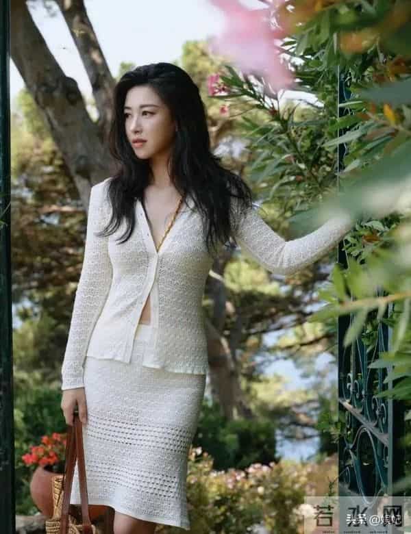 朱珠的黄金项链才叫贵!穿性感针织南法度假,国风混搭还得看她!