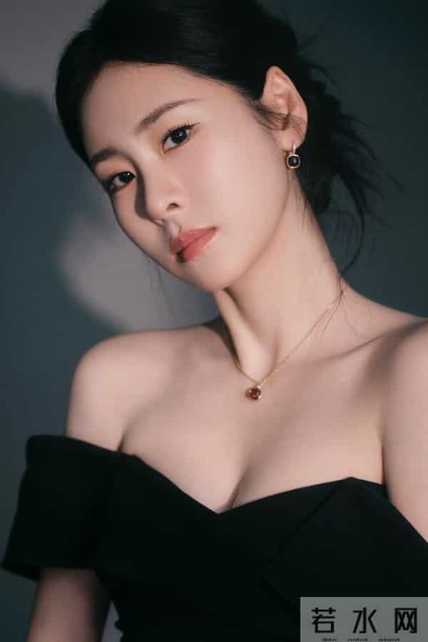 张碧晨,东方风云榜红毯造型,黑裙红唇美到挪不开眼