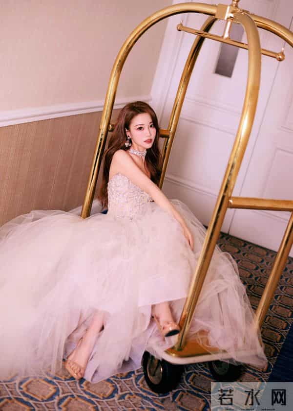 主持人,张纯烨,在酒店行李车上