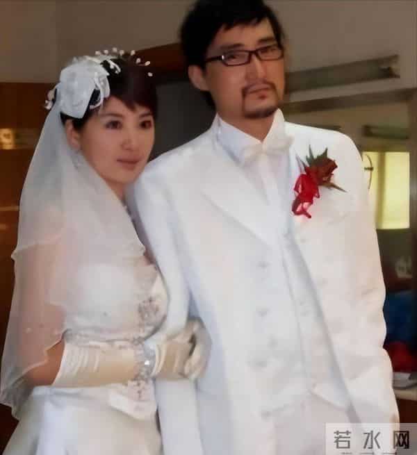 她26岁成双料影后,二婚嫁靳东高龄生下两子,今48岁美得自信从容