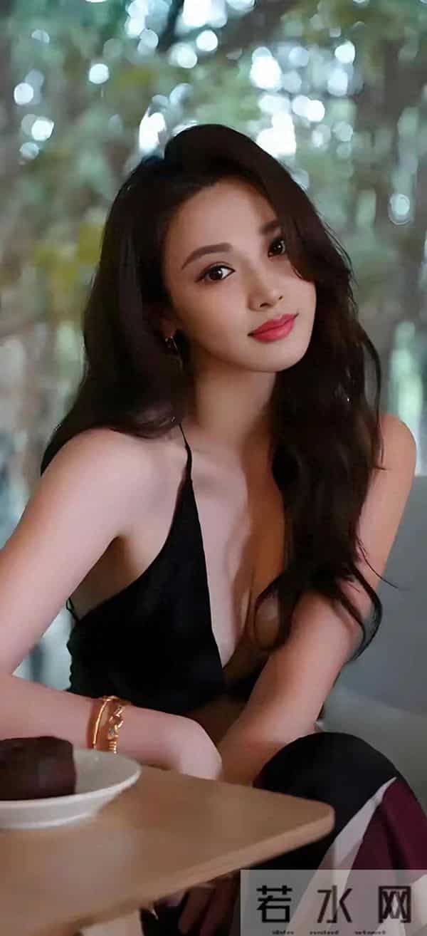 彭小苒这身材好哇塞啊，前凸后翘看得人脸红心跳