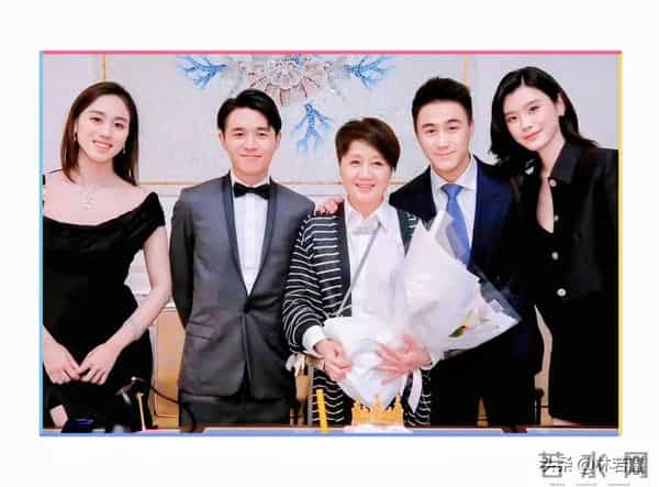 奚梦瑶、何猷君、梁安琪一家三口逛商场被偶遇，何猷君腿毛抢镜！