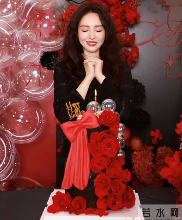董璇46岁生日照,手捧蛋糕小腹隆起,张维伊站C位风头尽显