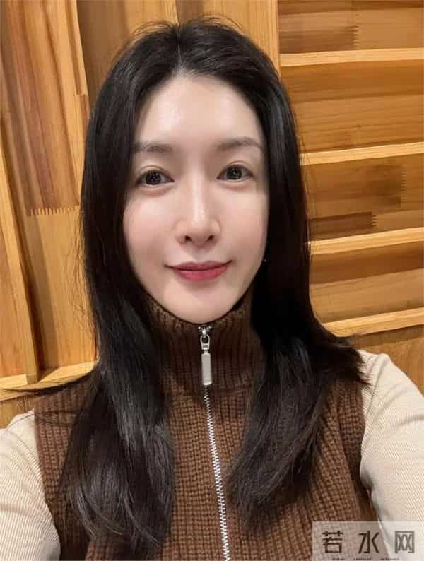 40岁的江疏影素颜健身照,身材真好,但脸上的雀斑也太明显了!