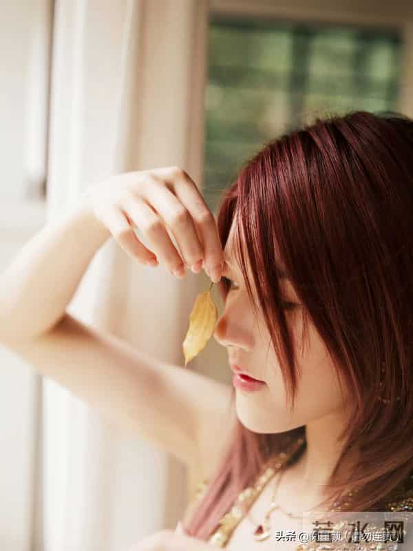 赵露思 白瓷肌肤太亮眼 美的像个洋娃娃精致到头发丝