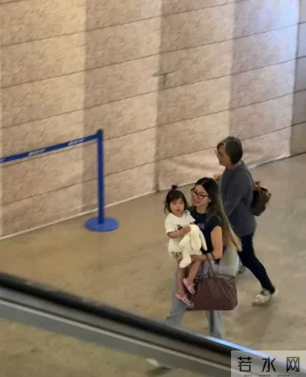 郑恺前女友意外二胎，为双十一直播推迟羊穿，躺床上崩溃到大哭