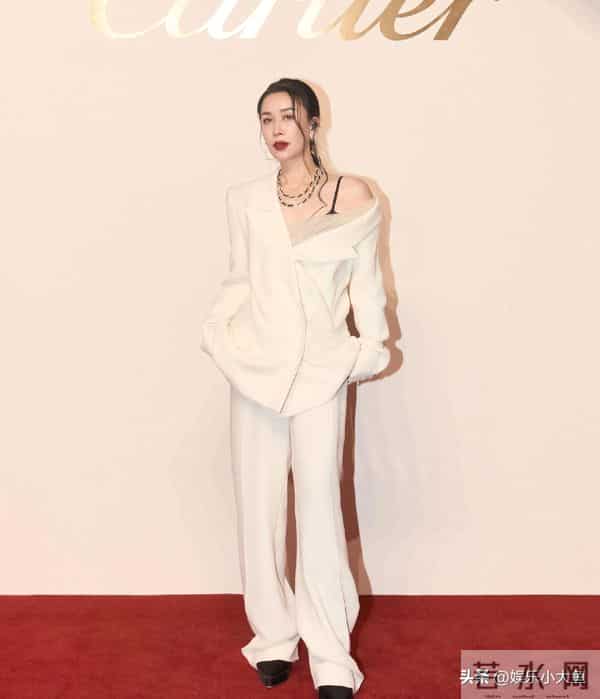 那英出席卡地亚高级珠宝晚宴,穿露肩白色西服套装气场全开好美