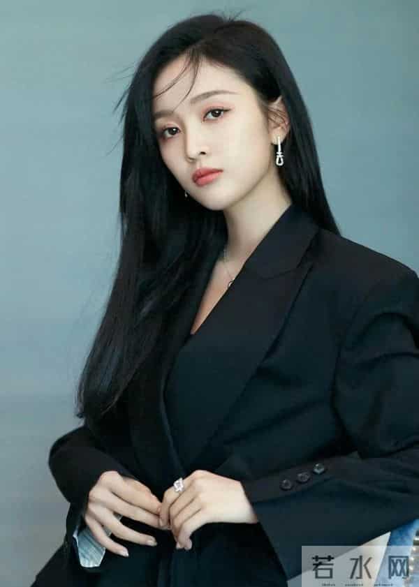 吴宣仪黑西装造型又美又飒