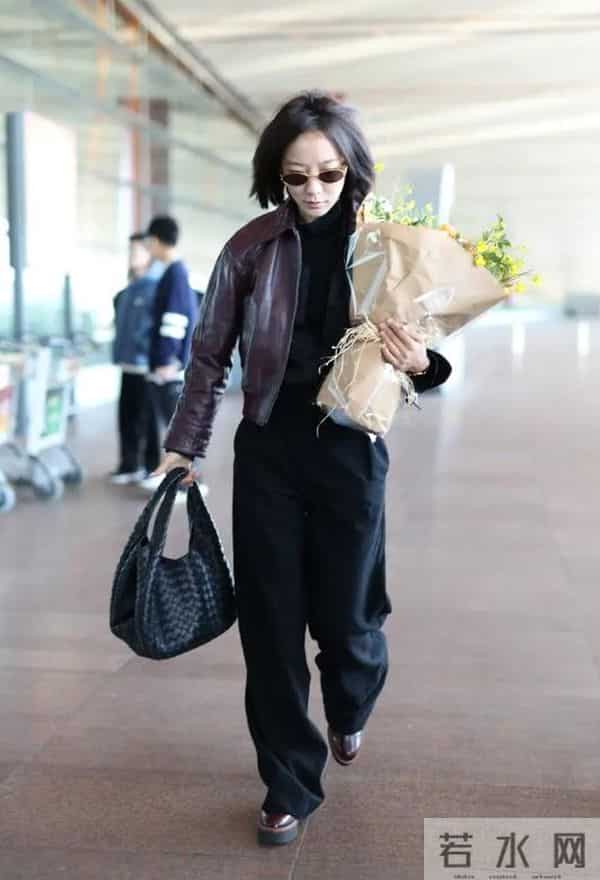王珞丹现身机场 皮衣配黑裤子帅气随性