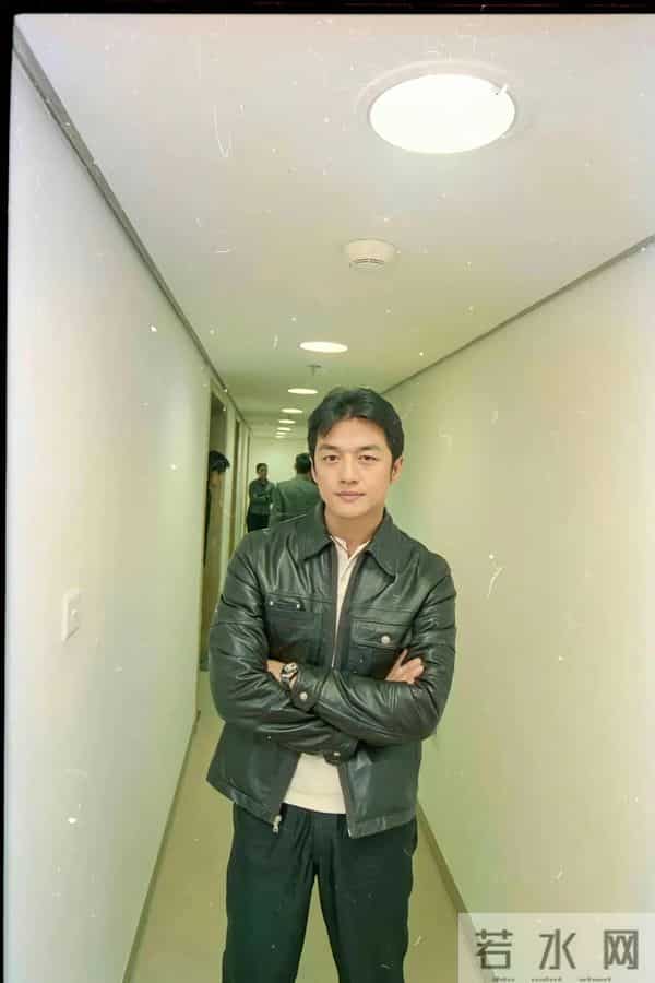 2000年秋李亚鹏在上海，年轻时居然还挺帅，难怪王菲会看上他