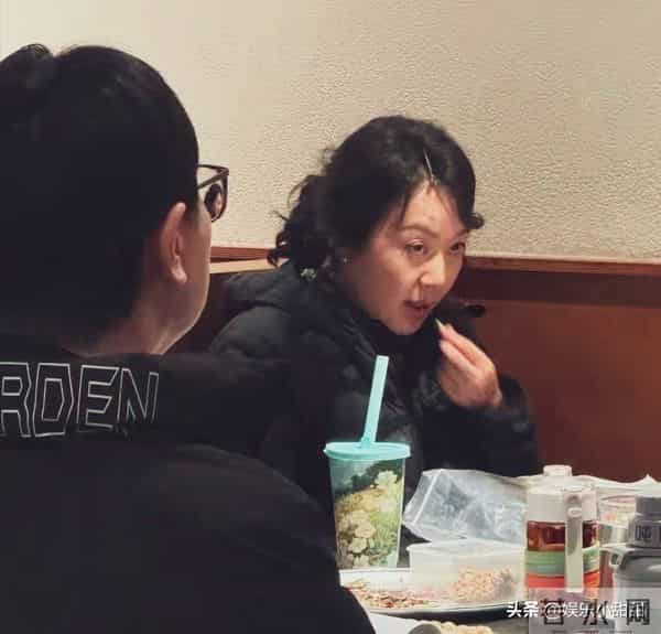 沈阳偶遇闫妮任素汐！姐妹花不顾形象埋头干饭，这状态太真实了！