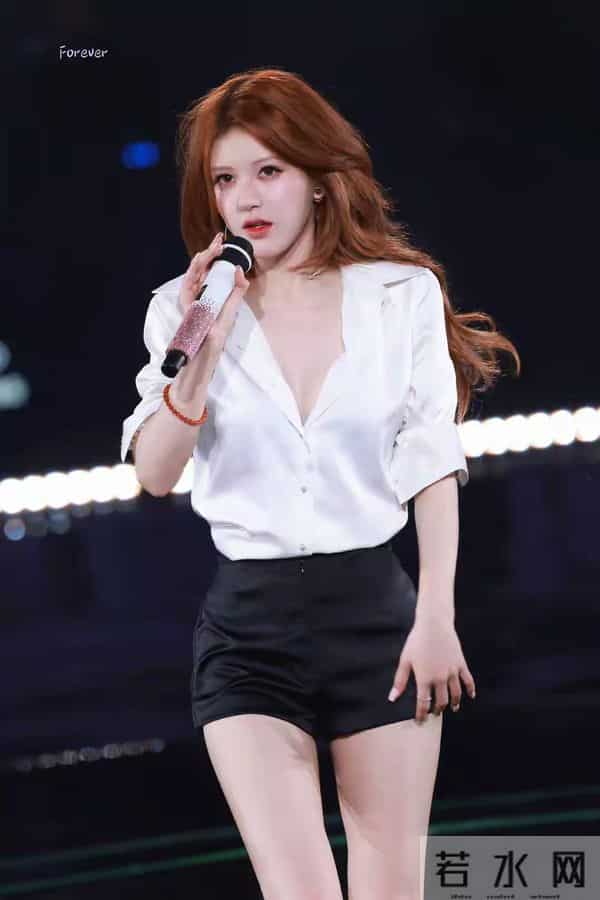 赵露思,演唱会性感造型,白色衬衣敞开心扉,男舞伴都移不开眼!