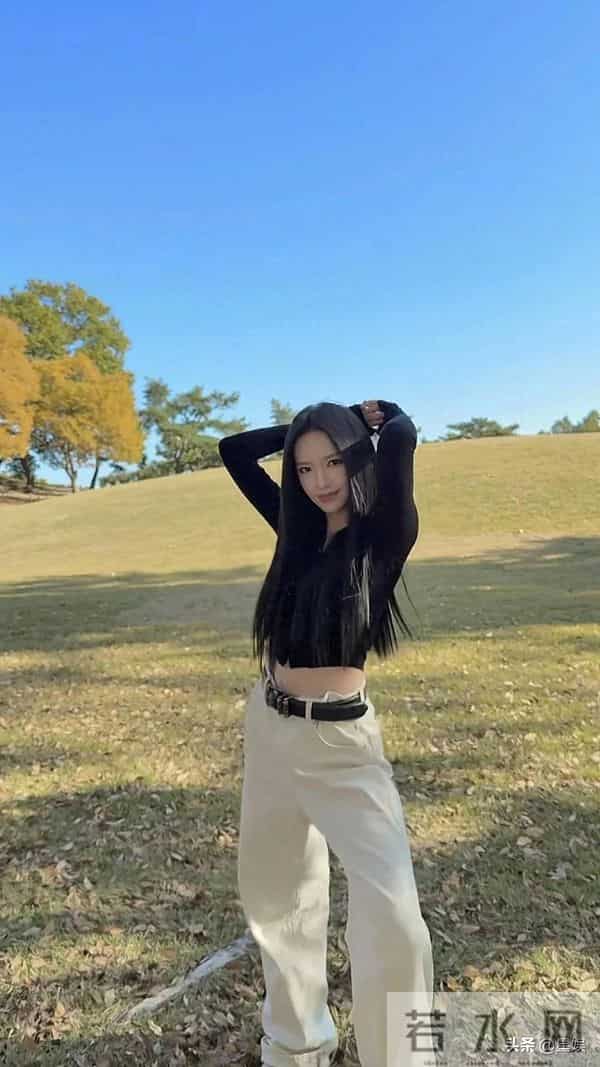 程潇黑上衣，搭配米白阔腿裤松弛