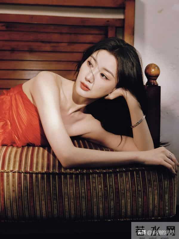 毛晓彤抹胸红裙，自在随性，炽热明艳。