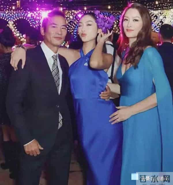 70岁任达华全家亮相！21岁女儿逆天大长腿惊艳全场，气质太像妈