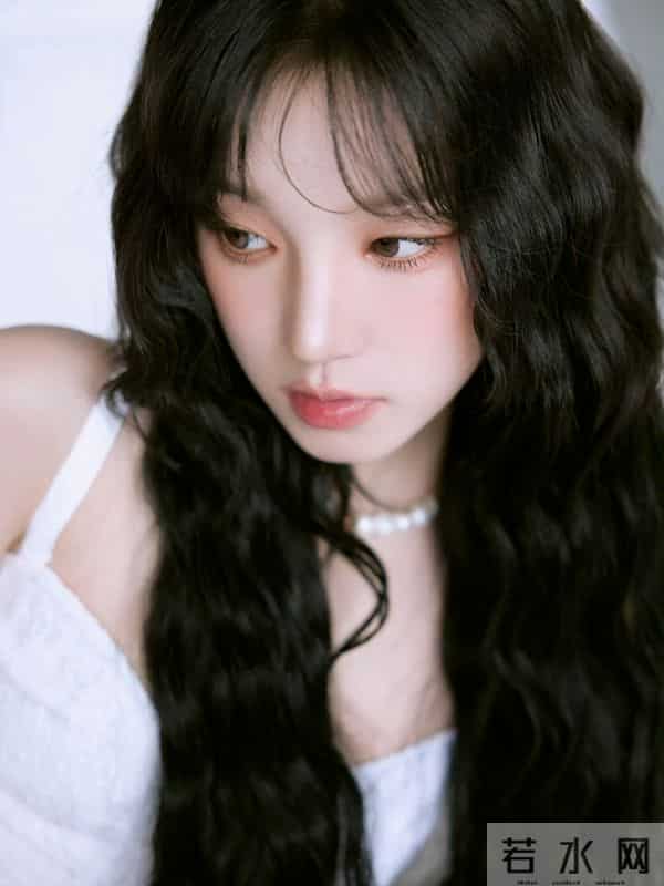 宋雨琦,一袭白裙,是秋日清新的唯美气息