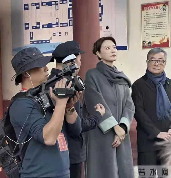 刘芳菲玉皇庙被偶遇!灰色大衣优雅出镜,巴掌脸嫩如少女美到发光