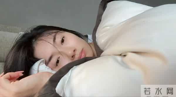 郑恺前女友意外二胎，为双十一直播推迟羊穿，躺床上崩溃到大哭