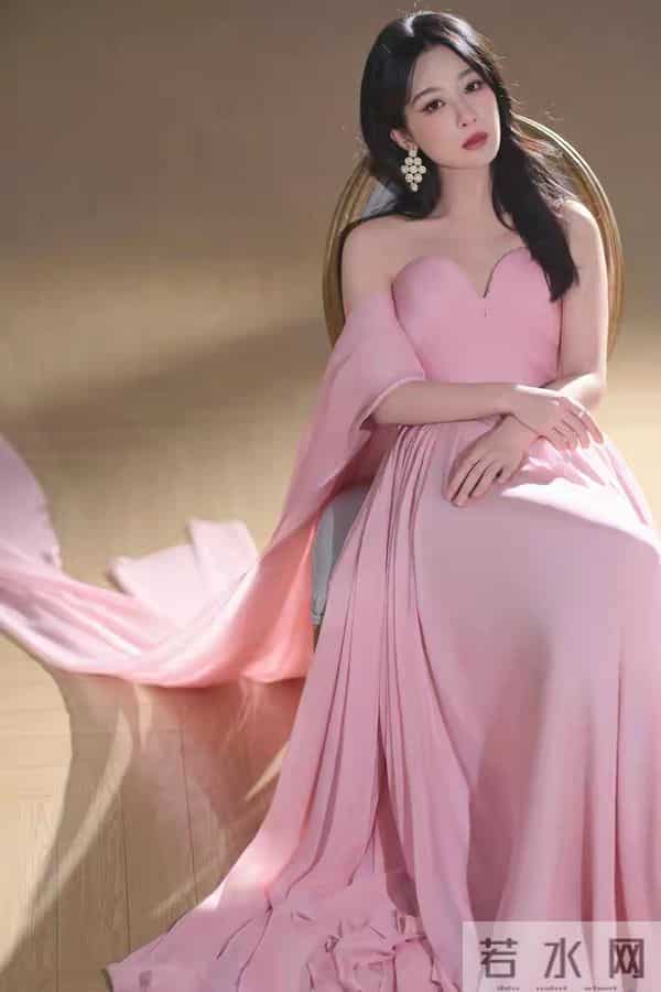 杨紫绝美写真，一袭粉色抹胸裙，甜美性感