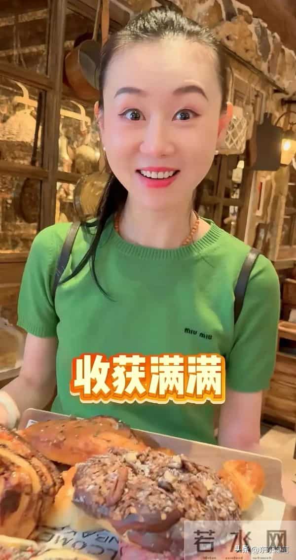 范志毅夫妇立冬逛街，差17岁被认成父女俩，老婆个高漂亮但管得严