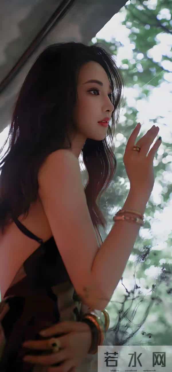 彭小苒这身材好哇塞啊，前凸后翘看得人脸红心跳