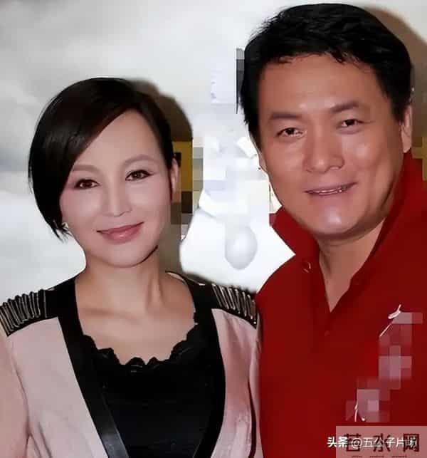 出力不讨好，地下室连生3胎的岳丽娜，为自己的年少轻狂付出代价