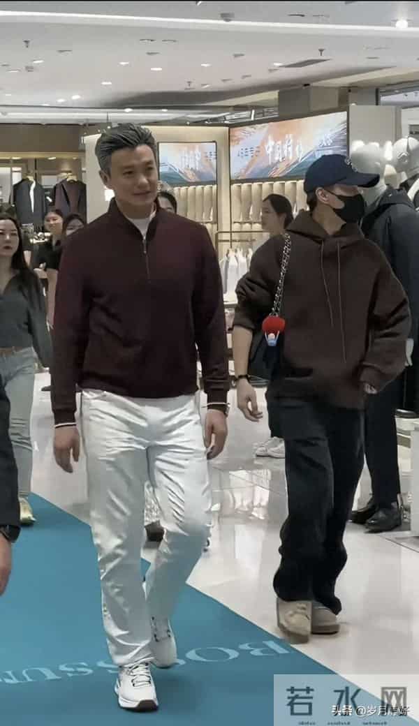 他这身形太标致了，电视上看着一般般，真人巨帅，堪比罗成啊！