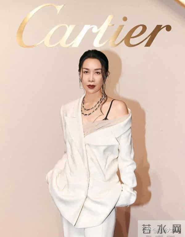 这一夜，露肩装的那英，深V领的朱珠，都输给了全裹出镜的郭晶晶