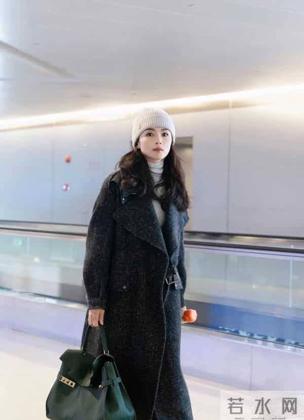 刘涛是中年女性穿搭标杆!穿深灰大衣针织衫毛线帽,时髦又高级!