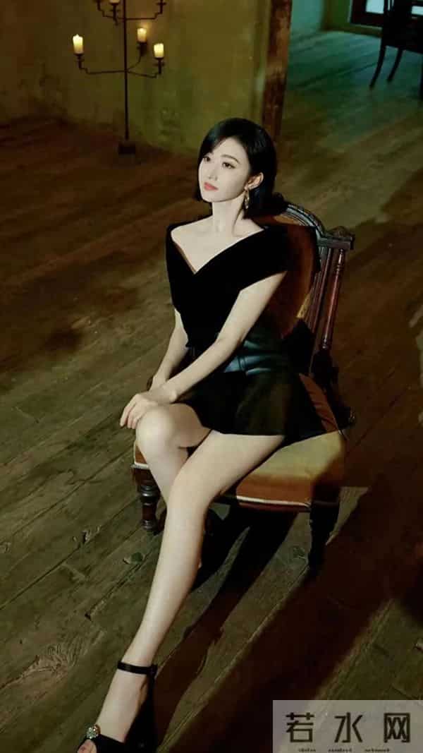 景甜身穿黑色上衣搭配皮短裙，肤白貌美大长腿真美